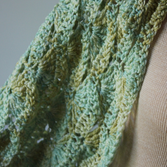 Vintage Hand Made Crochet Shawl - Picture 4 of 6